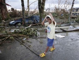 Un niño camina en medio de la devastación que dejó el devastador tifón Haiyan en la ciudad de Tacloban, capital provincial de Leyte, en el centro de las Filipinas el sábado 9 de noviembre del 2013. (Foto AP/Bullit Marquez)