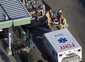 Una persona es evacuada del sitio donde un tren descarriló en Nueva York el domingo 1 de diciembre de 2013. La Autoridad Metropolitana del Transporte de Nueva York informó que hay muchas víctimas fatales por el accidente. (Foto de AP/Craig Ruttle)