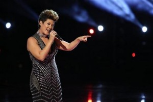 Tessanne Chin canta durante la final de la 5ª temporada de “The Voice” el martes 17 de diciembre de 2013 en Los Angeles en una fotografía proporcionada por NBC. Chin, originaria de Jamaica de 28 años, estaba cerca de renunciar a sus sueños de cantar antes de entrar al concurso. Chin ganó la competencia. (Foto AP/NBC, Tyler Golden)