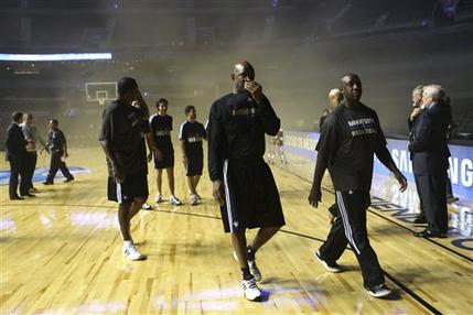 Evacuan arena antes de juego de los Spurs de San Antonio y los Timberwolves de Minnesota Evacuan arena antes de juego de los Spurs de San Antonio y los Timberwolves de Minnesota
