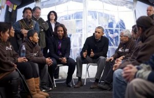 En esta foto del 29 de noviembre del 2013, el presidente Barack Obama y la primera dama Michelle Obama visitan a activistas que participan en un ayuno en el Paseo Nacional de los Monumentos en Washington para presionar a los legisladores a que modifiquen el sistema de inmigración. Tres abogados de inmigración pusieron fin el martes 3 de diciembre a su ayuno de tres semanas, mientras un nuevo grupo de ayunadores, incluso el representante nacional Joseph Kennedy III, tomaron su lugar. (AP Foto/Pablo Martinez Monsivais, Archivo)