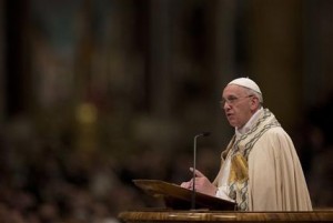 El papa Francisco celebra la misa de víspera de Año Nuevo en la Basílica de San Pedro en El Vaticano, el martes 31 de diciembre de 2013. (Foto AP/Alessandra Tarantino)