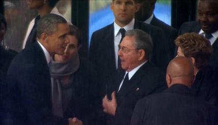 Obama y Raúl Castro se estrechan la mano Obama y Raúl Castro se estrechan la mano