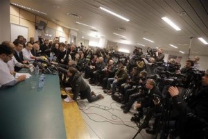 Personal médico responde a las preguntas de los periodistas durante una rueda de prensa en el hospital de Grenoble, en los Alpes franceses, donde el siete veces campeón de la Fórmula Uno Michael Schumacher recibe tratamiento tras sufrir una lesión en la cabeza durante un acciente mientras esquiaba en Meribel, Francia, el lunes 30 de diciembre de 2013. Schumacher se encuentra en coma inducida. (AP Foto/Laurent Cipriani)