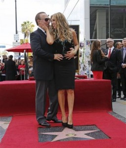 Thalía y su esposo, el magnate de la música Tommy Mottola, durante la ceremonia de develación de la estrella de Thalía en el Paseo de la Fama de Hollywood, el jueves 5 de diciembre del 2013 en Los Angeles. (AP Foto/Reed Saxon)