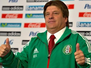 Luego de sacar a flote a México en un repechaje, Miguel Herrera fue ratificado el lunes como el entrenador que dirigirá a la selección en el Mundial de Brasil 2014.
