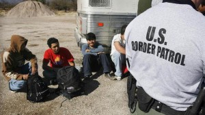 "Los residentes de la frontera sufren con regularidad interrogatorios extensos y detenciones no relacionadas con la demostración de su ciudadanía, así como revisiones desproporcionadas, hostigamiento verbal y agresión física, entre otros abusos", escribió el abogado de ACLU en Arizona James Lyall.