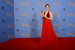 Amy Adams, ganadora del Globo de Oro a la mejor actriz en una cinta musical o de comedia por su papel en "American Hustle", posa en la sala de prensa el domingo 12 de enero del 2014 en el hotel Beverly Hilton en Beverly Hills, California. (Foto por Jordan Strauss/Invision/AP)