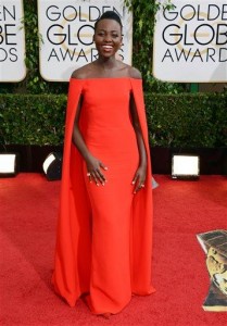 La actriz originaria de Kenia Lupita Nyong'o, que hizo su debut en un film de Hollywood en la cinta "12 Years a Slave" cautivó con un acertado vestido rojo en seda de Ralph Lauren.
