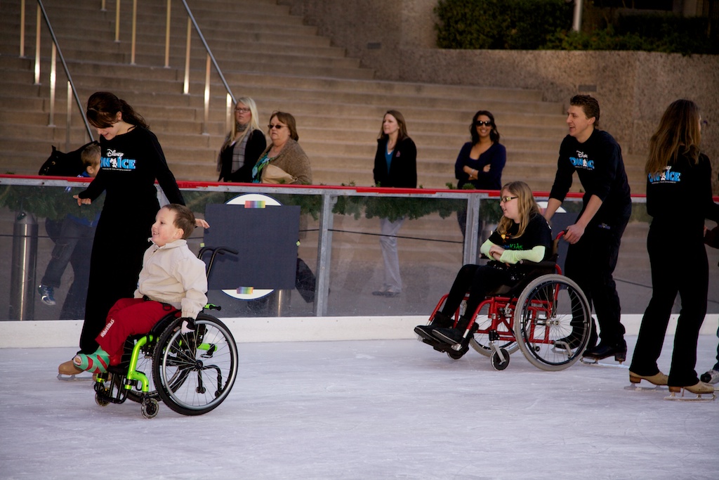Patinadores del espectáculo de Disney On Ice, Rockin’ Ever After, ofrecen experiencia inolvidable a niños locales Patinadores del espectáculo de Disney On Ice, Rockin’ Ever After, ofrecen experiencia inolvidable a niños locales