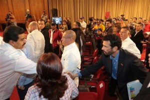 El presidente Nicolás Maduro saluda al líder de la oposición y gobernador del estado de Miranda Henrique Capriles durante una junta con alcaldes y gobernadores en el palacio presidencial de Miraflores en Caracas, Venezuela, en una fotografía del miércoles 8 de enero de 2014. Maduro prometió una “mejor coordinación” en la lucha contra el crimen en la junta adelantada tras el asesinato por un robo de la ex Miss Venezuela Mónica Spear. (Foto AP/Miraflores Presidential Office)
