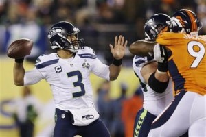 Russell Wilson, de los Seahawks de Seattle, lanza un pase frente a los Broncos de Denver en el Super Bowl XLVIII, el domingo 2 de febrero de 2014, en East Rutherford, Nueva Jersey (AP Foto/Julio Cortez) 