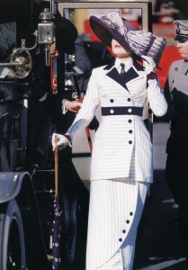En la Foto la protagonista de la cinta "Titanic", Kate Winslet, aparece en una escena con uno de los vestidos que hicieron parte de este éxito cinematográfico. El público de Phoenix tendrá la oportunidad de ver este y otros emblemáticos vestidos que hicieron parte de películas famosas en la exhibición "Hollywood Costumes" que se estará presentando en Phoenix Art Museum  hasta el 6 de julio. (Foto/ Phoenix Art Museum)