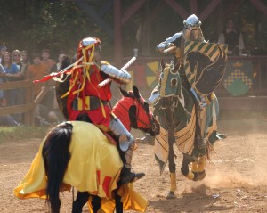 “The Arizona Renaissance Festival & Artisan Marketplace”, es un verdadero regreso a la época del renacimiento que se está llevando a cabo durante ocho fines de semana, desde el sábado 8 de febrero hasta el domingo 30 de marzo, y que en días especiales recibe hasta 14 mil visitantes, debido a la gran expectación que causa en todos los que quieren por un momento sentirse parte de la época renacentista.
