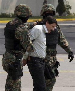 Joaquín "El Chapo" Guzmán es escoltado con las manos esposadas hacia un helicóptero por marinos de la Armada de México en el hangar de la Marina en el aeropuerto de la Ciudad de México, el sábado 22 de febrero de 2014. (Foto AP/Darío López-Mills)