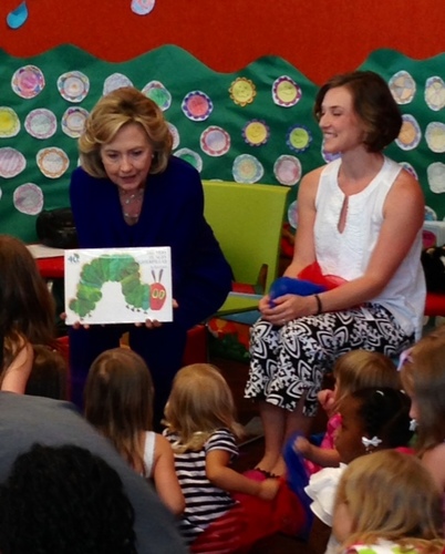 Clinton impulsará lectura en familias hispanas