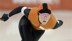 La holandesa Jorien ter Mors rumbo a la victoria en los 1.500 metros del patinaje de velocidad de los Juegos Olímpicos de Invierno, el domingo 17 de febrero de 2014, en Sochi, Rusia. (AP Foto/Patrick Semansky)