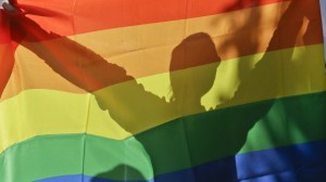 El Senado de Arizona aprobó una iniciativa de ley que permitirá a individuos y empresas negar servicios a homosexuales y otros grupos en base a sus creencias religiosas, si el hacerlo significa una "sustancial carga" al libre ejercicio de su religión.