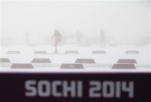 En medio de la neblina, los atletas se aprestan para competir en la carrera de 15 kilómetros del biatlón en los Juegos Olímpicos de Invierno, el lunes 17 de febrero de 2014, en Sochi, Rusia. (AP Foto/Gero Breloer)