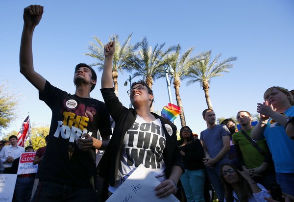 Apple, la cadena hotelera Marriot y la compañía aérea American Airlines pide a la Gobernadora de AZ vetar la Ley SB1062 Apple, la cadena hotelera Marriot y la compañía aérea American Airlines pide a la Gobernadora de AZ vetar la Ley SB1062