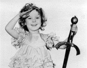 En esta foto de 1933, Shirley Temple en su papel de la película "Little Miss Marker". Temple, la niña estrella de cabello rizado que hizo sonreír a los cinéfilos en la era de la Depresión, falleció el lunes 10 de febrero del 2014. Tenía 85 años. (AP Foto/Archivo)
