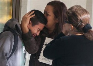Un estudiante de la secundaria Sparks es consolado luego de una balacera en la primaria Agnes Risley, donde los alumnos fueron desalojados por una balacera, el 21 de octubre de 2013, en Nevada. Un análisis de The Associated Press encontró que ha habido al menos 11 balaceras en escuelas de EEUU sólo en este año académico, se informó el 2 de febrero de 2014. (Foto AP Photo/Kevin Clifford, Archivo)