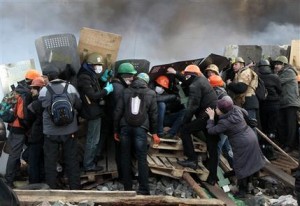 Enfrentamientos entre manifestantes y la policía en la Plaza Independencia de Kiev, en Ucrania, el miércoles 19 de febrero del 2014. (Foto AP/Sergei Chuzavkov)