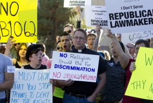 La propuesta de ley desató controversia en todo el país, en la que participan desde defensores de los derechos de los gays hasta políticos de todas tendencias. Dos senadores de Arizona, los republicanos McCain y Jeff Flake, han pedido un veto, al igual que grupos empresariales como la Cámara de Comercio e Industria del estado.
