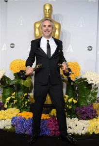 Alfonso Cuarón coronó con dos Oscar no sólo una victoriosa temporada de premios, sino una exitosa carrera internacional que despuntó en su natal México hace 13 años con "Y tu mamá también". (AP)