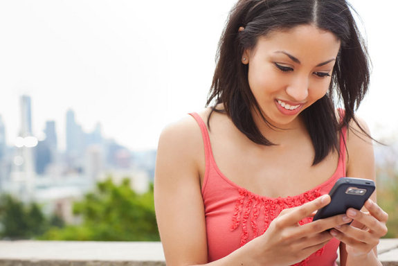 Enviar mensajes de texto mientras se camina con frecuencia conduce a lesiones, según un experto Enviar mensajes de texto mientras se camina con frecuencia conduce a lesiones, según un experto