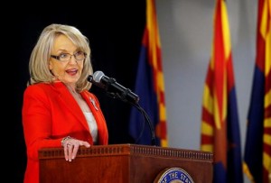 Jan Brewer dijo que no presentará su candidatura para reelegirse a un tercer periodo, con lo que pone fin a meses de especulaciones sobre si trataría de impugnar una disposición de la Constitución de Arizona que limita cargos públicos a dos mandatos.