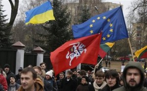 Manifestantes reunidos frente a la embajada rusa en Vilnius, Lituania, para protestar contra la intervención de Rusia en Ucrania, el domingo 2 de marzo de 2014. (Foto AP/Mindaugas Kulbis)