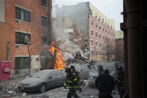 Bomberos trabajan en el lugar en que una explosión provocó que dos edificios se derrumbaran en el vecindario East Harlem de Nueva York, el miércoles 12 de marzo de 2014. (AP Foto/Jeremy Sailing)