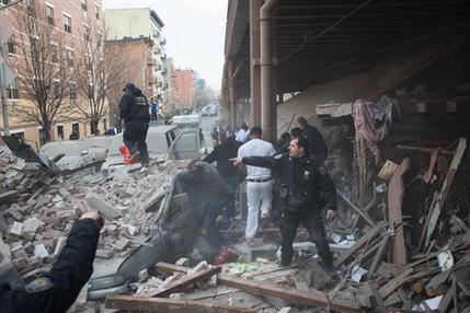 Explosión derriba dos edificios en NY; 3 muertos Explosión derriba dos edificios en NY; 3 muertos