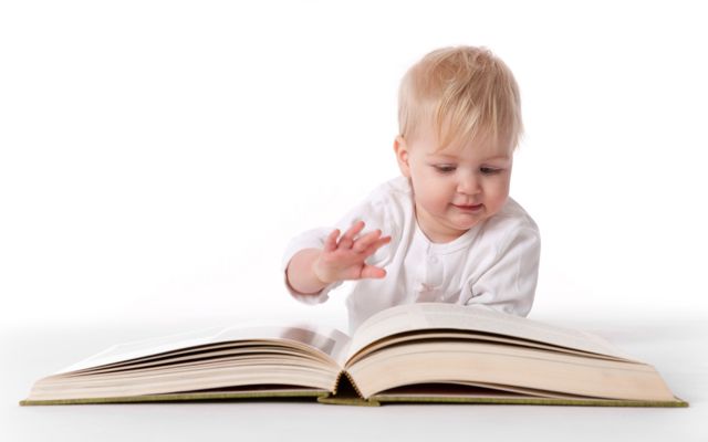 Los bebés no pueden aprender a leer a pesar de lo que prometen muchos cursos que se promueven en los medios de comunicación Los bebés no pueden aprender a leer a pesar de lo que prometen muchos cursos que se promueven en los medios de comunicación