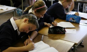 Los hallazgos sugieren que los educadores han de hacer más para proporcionar ayuda académica (como las tutorías, la escuela de verano y tutoría entre iguales) a los estudiantes que tienen que repetir curso.