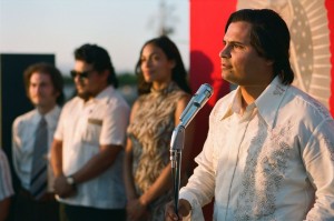 En la película de César Chávez, el director, Diego Luna, realiza un trabajo magistral al apegarse a la historia, fundamentalmente, y narrar cómo César Chávez, Dolores Huerta y sus colegas defendieron la causa de la justicia social y económica para los marginados trabajadores rurales e itinerantes. 