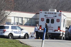 Trabajadores de atención de emergencias se reúnen en el estacionamiento de la Escuela Secundaria Regional Franklin, donde un estudiante lesionó con un cuchillo a varios compañeros de clase, el miércoles 9 de abril de 2014, en Murrysville, Pensilvania, cerca de Pittsburgh. (Foto AP/Keith Srakocic) 