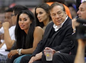 El dueño de los Clippers, Donald Sterling, segundo desde la derecha, acude a un partido de los Clippers contra los Kings el 25 de octubre de 2013. Sterling fue suspendido de por vida de la NBA y multado 2,5 millones de dólares por comentarios racistas. (AP Photo/Mark J. Terrill)
