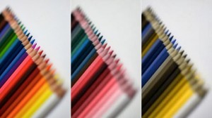 A pesar de que en inglés se la denomina "ceguera a los colores", el daltonismo no es un tipo de ceguera sino la incapacidad de distinguir con precisión los colores. La forma más común de daltonismo es genética, y supone una mutación o ausencia de los genes que ayudan al ojo a ver el rojo o el verde. 