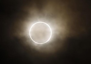En esta fotografía del 21 de mayo de 2012, la luna se interpone frente al Sol, mostrando un halo de luz, durante un eclipse anular en una vista tomada desde un parque en Yokohama, cerca de Tokio. El primer eclipse solar del año ocurre el martes 29 de abril de 2014 y será visible en la Antártida, Australia y el sur del Océano Indico. El eclipse del martes será anular, lo que significa que el Sol se verá como un anillo alrededor de la luna. (Foto AP/Shuji Kajiyama/Archivo)