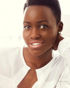 La actriz keniata, nacida en México, es un espectacular ejemplo de belleza natural. Segura y fiel a sí misma, abraza la vida con frescura, y se refiere a la felicidad como la forma más atractiva de belleza.(PRNewsFoto/Lancome Paris) 