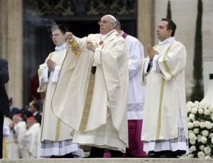 El papa Francisco lanza incienso durante la ceremonia solemne de canonización de los pontítices Juan XXIII y Juan Pablo II en la plaza de San Pedro en el vaticano el domingo 27 de abril de 2014. (Foto de AP/Andrew Medichini)