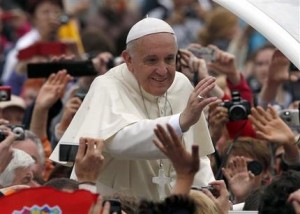 El papa Francisco pasa entre la multitud congregada en la Plaza de San Pedro al término de la ceremonia de canonización de los Pontífices Juan XXIII y Juan Pablo II el domingo 27 de abril de 2014. (Foto de AP/Domenico Stinellis)