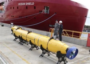 Un vehículo autónoo submarino (AUV) en una base naval en Perth, Australia, está listo para ser cargado en un barco australiano el 30 de marzo del 2014 para asistir en la búsqueda de los restos de un avión malasio desaparecido, (AP Foto/Rob Griffith)