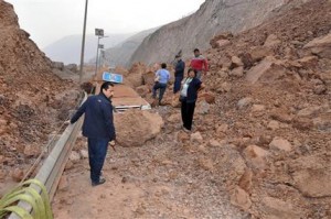 La gente camina entre los restos de un deslizamiento de tierra provocado por un terremoto en Iquique, en Chile, el miércoles 2 de abril de 2014. La suspensión el miércoles de la alerta de tsunami que afectó las costas chilenas tras el terremoto de magnitud 8,2 ocurrido en el extremo norte del país, permitió el lento regreso a sus hogares de decenas de miles de personas que amanecieron al aire libre. (AP foto/Str)