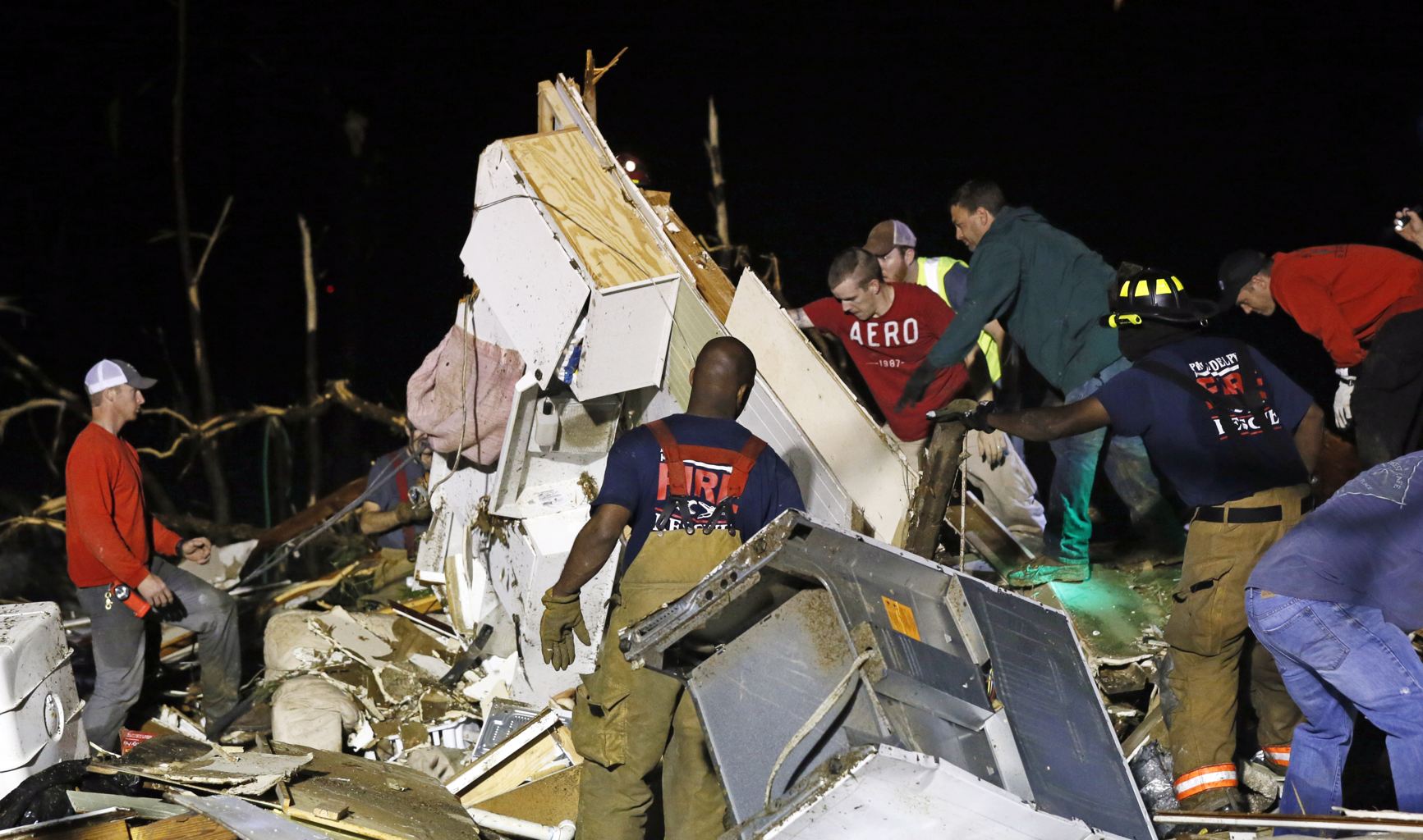 Mueren 11 personas más por tornados, tormenta se desplaza al sur