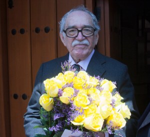 La última aparición pública del escritor fue el pasado 6 de marzo, el día que cumplió 87 años. Ese día salió a la puerta de su casa vestido en un traje negro con una camisa azul y una flor amarilla en la solapa y escuchó "Las Mañanitas".