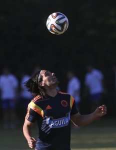 El jugador de la selección de Colombia, Radamel Falcao, participa en un entrenamiento el miércoles, 28 de mayo de 2014, en Buenos Aires. (AP Photo/Sergio Llamera)