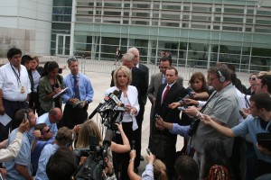 Foto de archivo Julio de 2010/ Panorama Online/Un acuerdo entre el Departamento de Justicia y la gobernadora republicana Jan Brewer pondría fin a la demanda, la cual le pide a un juez que anule el requerimiento de que la policía pregunte sobre el estatus migratorio de las personas sospechosas de estar en el país sin permiso, de acuerdo con documentos de la corte.